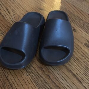 Yeezy slides size 7